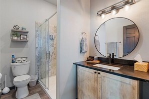 Dusj, hårføner og håndklær