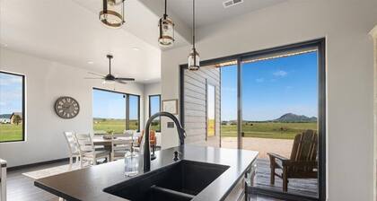 Bear Butte Luxury Retreat~ Hot Tub~ 10 Mins to DT