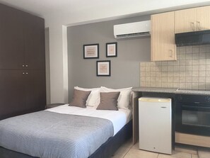 1 bedroom, desk, iron/ironing board, WiFi