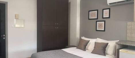 1 bedroom, desk, iron/ironing board, WiFi