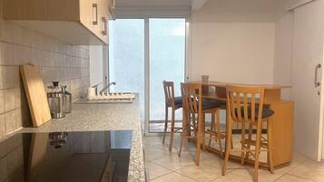 Oven, stovetop, toaster, cookware/dishes/utensils