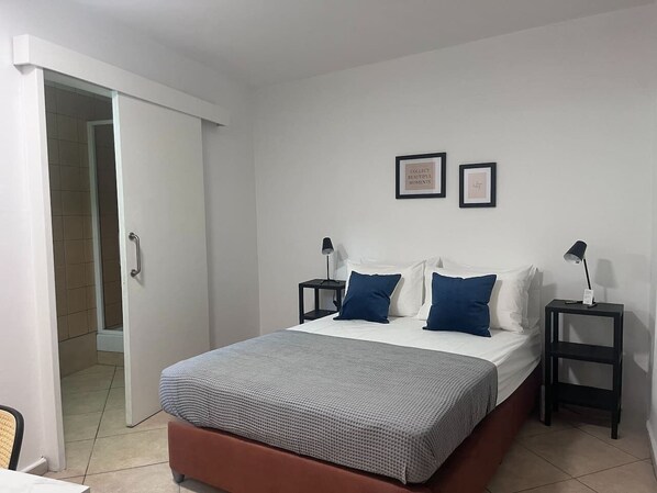 2 dormitorios, escritorio, tabla de planchar con plancha y wifi