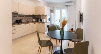 Phaedrus Living: Alimos Edem Beach Flat