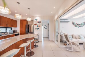 Kühlschrank, Mikrowelle, Ofen, Geschirrspüler