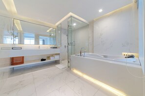 Deluxe Suit Room | In-room safe, desk, laptop workspace, iron/ironing board - CZD HOTEL (Shenzhen)