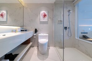 Secador de pelo, zapatillas, toallas y jabón