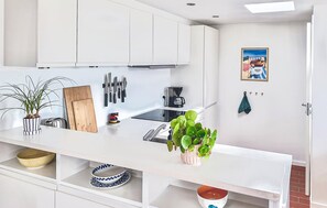 Kjøleskap, oppvaskmaskin og kaffetrakter/tekoker