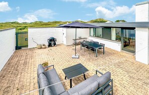 Outdoor dining - Beautiful home in Pandrup with WiFi (Pandrup)