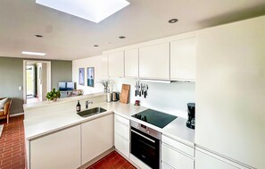 Kjøleskap, oppvaskmaskin og kaffetrakter/tekoker