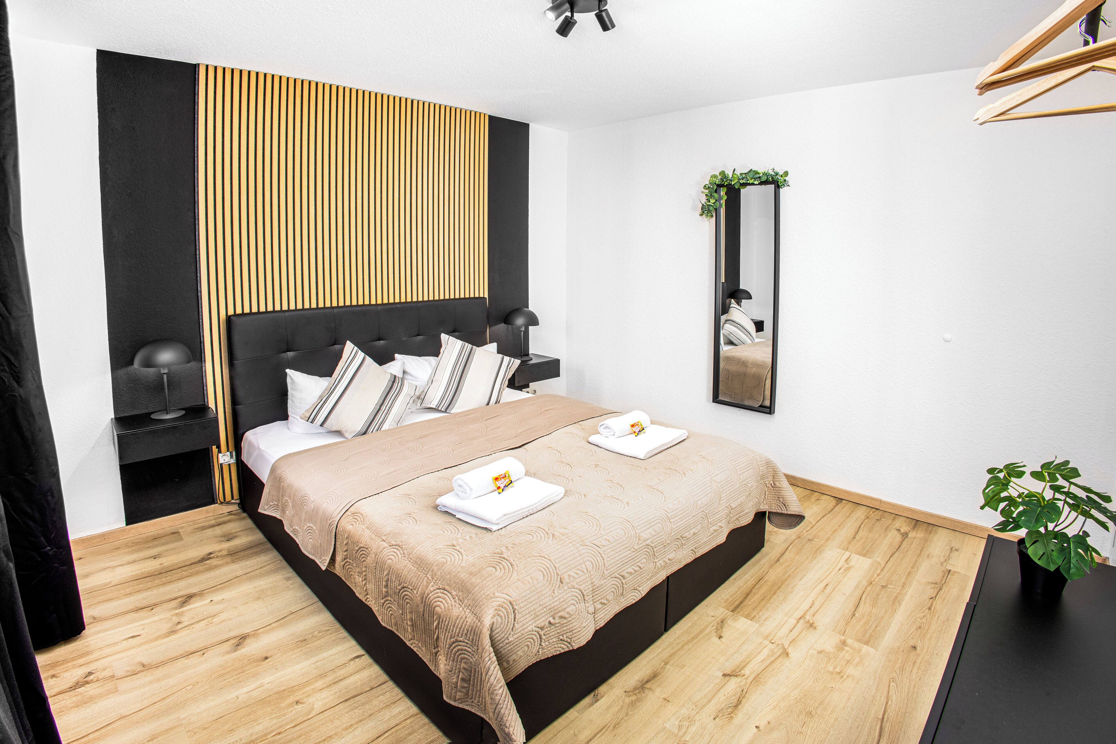 1 habitación, escritorio, tabla de planchar con plancha y cuna de viaje 