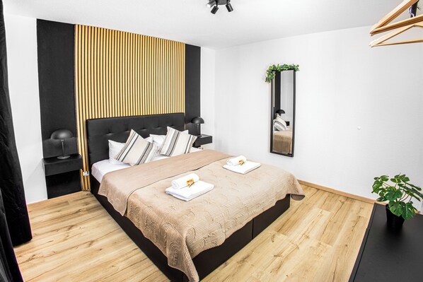 1 dormitorio, escritorio, tabla de planchar con plancha y cuna de viaje