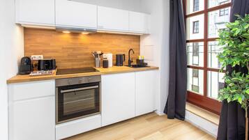 Frigorifero, microonde, forno, piano cottura