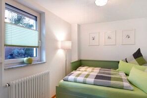2 bedrooms, iron/ironing board, free WiFi, bed sheets - Holiday flat ‘Am Dorfbach’ with private outdoor seating and Wi-Fi (Merzhausen)