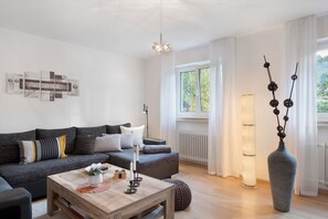 TV, DVD player, stereo - Holiday flat ‘Am Dorfbach’ with private outdoor seating and Wi-Fi (Merzhausen)