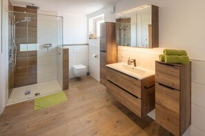 Suihku, ilmaiset hygieniatuotteet, hiustenkuivaaja, pyyhkeet
