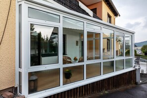 Exterior detail - Apartment 'Rosi's Ferienwohnung' with Mountain View, Shared Terrace and Wi-Fi (Daun)