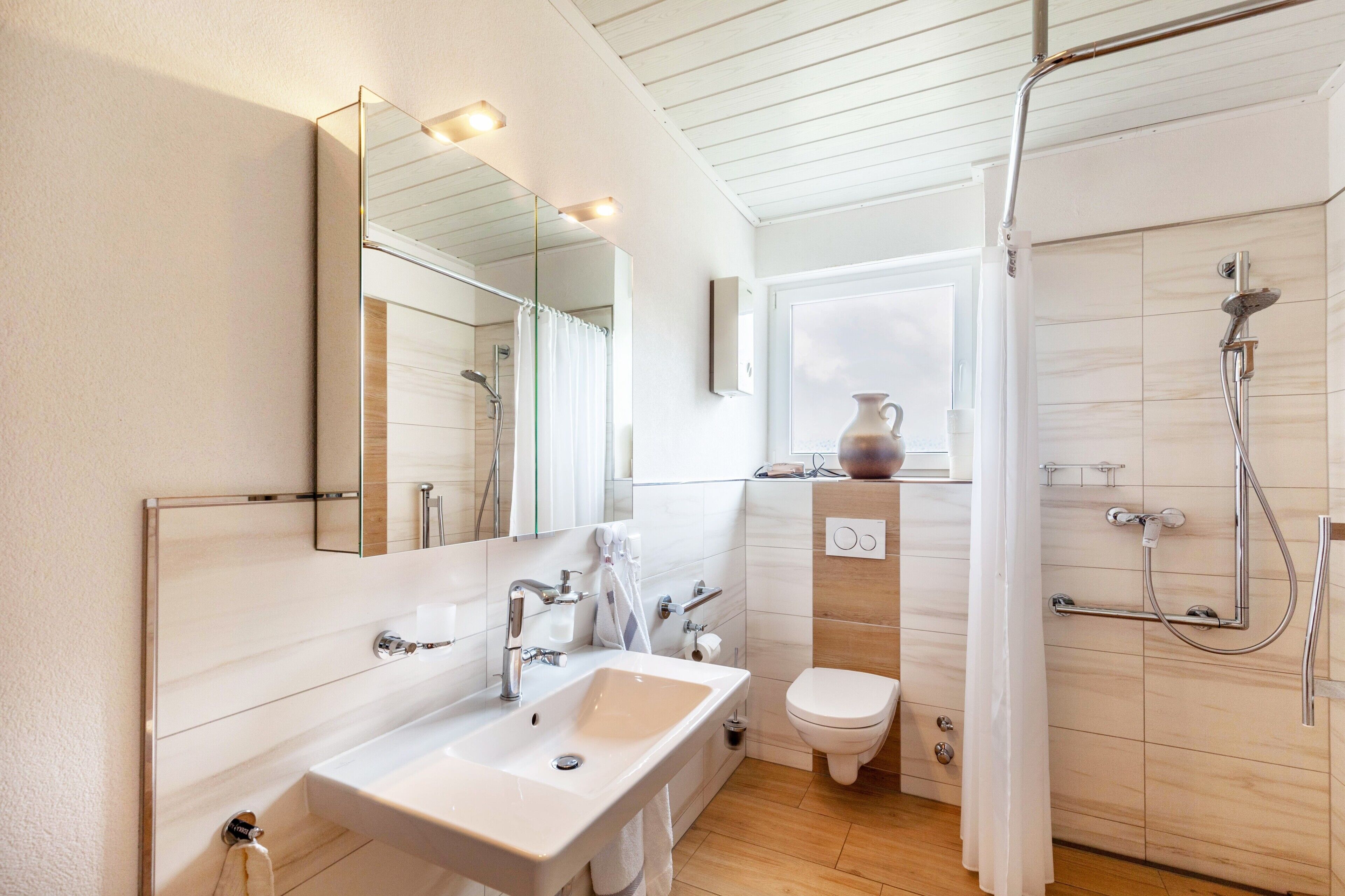 Douche, sèche-cheveux, serviettes fournies