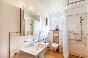 Shower, hair dryer, towels - Apartment 'Rosi's Ferienwohnung' with Mountain View, Shared Terrace and Wi-Fi (Daun)