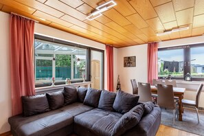 TV - Apartment 'Rosi's Ferienwohnung' with Mountain View, Shared Terrace and Wi-Fi (Daun)