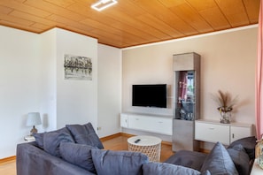 TV - Apartment 'Rosi's Ferienwohnung' with Mountain View, Shared Terrace and Wi-Fi (Daun)
