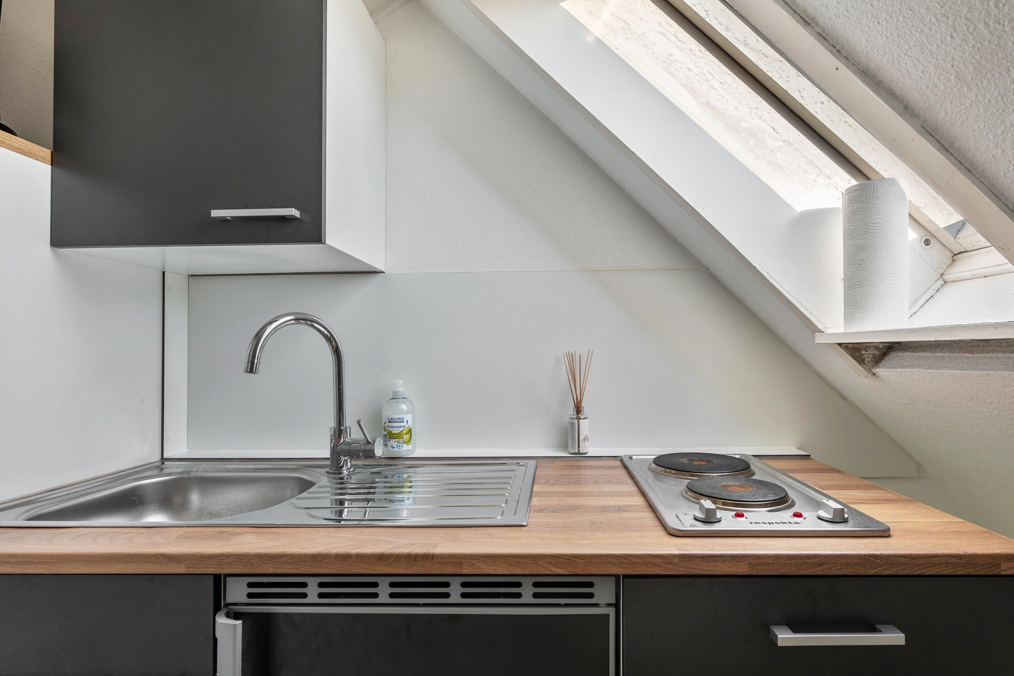 Kühlschrank, Herdplatte, Wasserkocher mit Kaffee-/Teezubehör