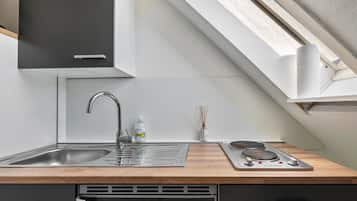 Kühlschrank, Herdplatte, Wasserkocher mit Kaffee-/Teezubehör