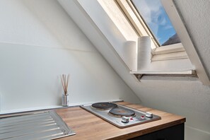 Refrigerador, parrilla de estufa y cafetera y tetera 