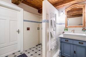 Douche, sèche-cheveux, serviettes fournies