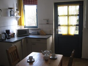 Fridge, microwave, oven, stovetop - Apartment 'Landhaus Strietfeld-Ferienwohnung 1' with Lake View, Shared Terrace and Shared Garden (Walow-Strietfeld)