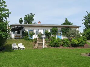 Exterior - Apartment 'Landhaus Strietfeld-Ferienwohnung 1' with Lake View, Shared Terrace and Shared Garden (Walow-Strietfeld)