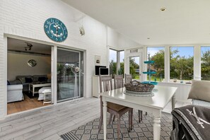 Dining - Holiday Apartment Ebbe with Private Terrace, Shared Garden and Wi-Fi (Rodenäs)