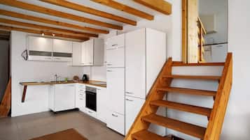 Réfrigérateur, un four, surface de cuisson, lave-vaisselle