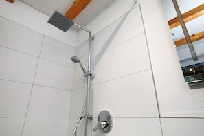 Dusche, kostenlose Toilettenartikel, Haartrockner, Handtücher