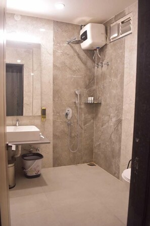 Quarto casal superluxo | Banheiro | Sabonete, shampoo, papel higiênico