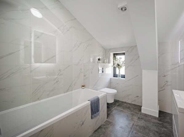 Regadera, secadora de cabello, toallas, jabón