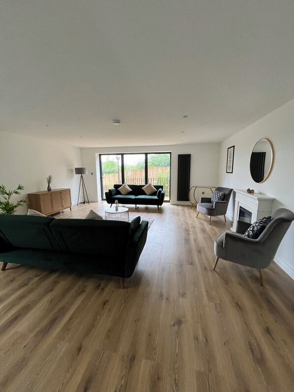 Smart TV - Delightful and uniquely converted barn in Lingfield - pet friendly (Crowhurst)