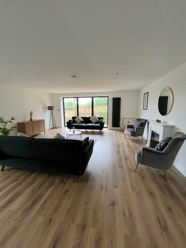 Delightful and uniquely converted barn in Lingfield - pet friendly