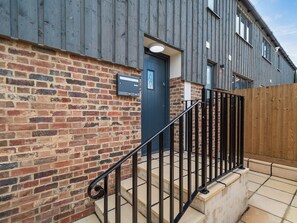 Exterior detail - Delightful and uniquely converted barn in Lingfield - pet friendly (Crowhurst)