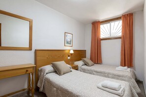 2 quartos, ferros/tábuas de passar roupa, berço de viagem