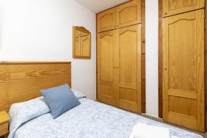 2 slaapkamers, een strijkplank/strijkijzer, reisbedje, gratis wifi