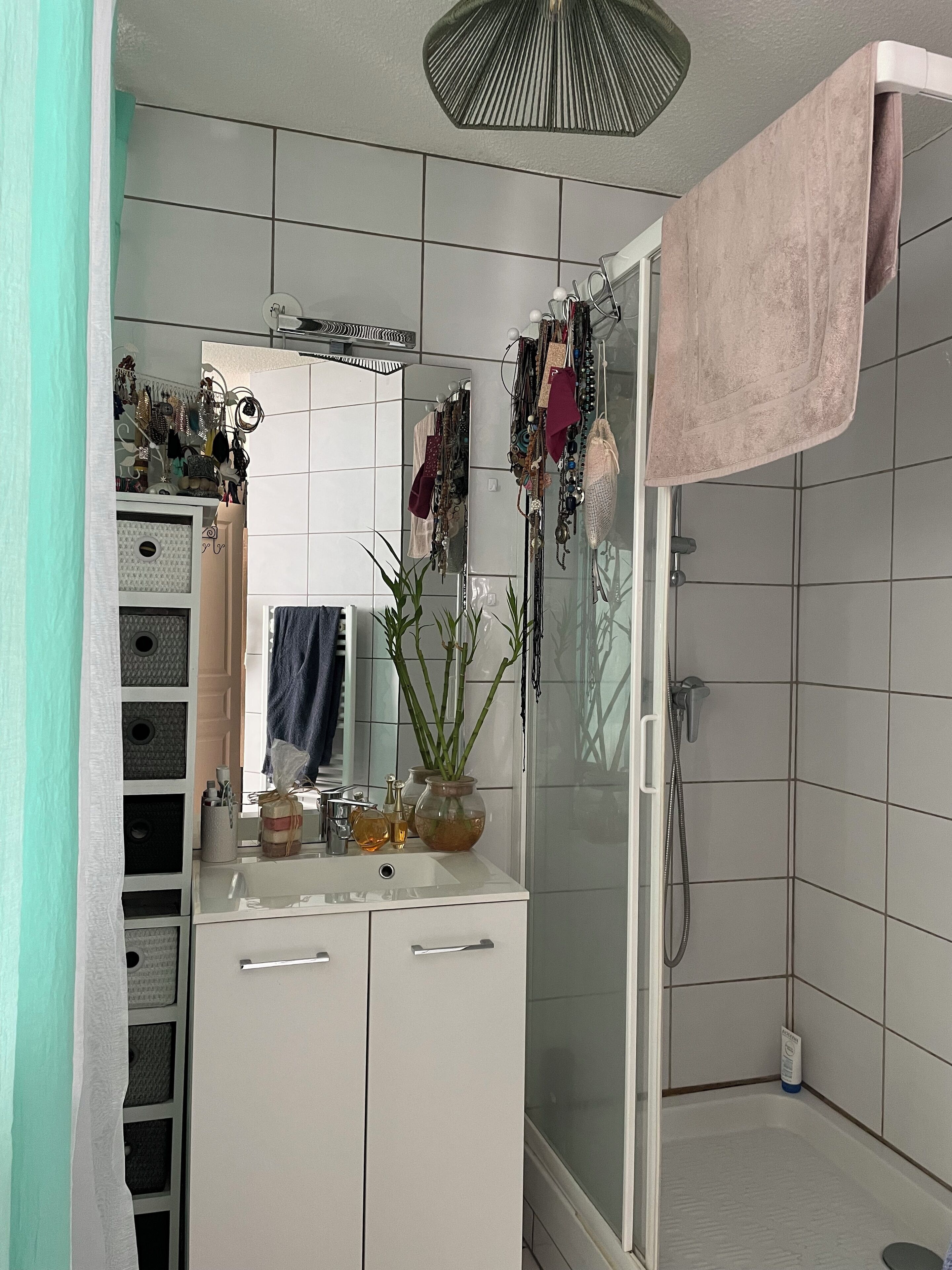 Articles de toilette gratuits, sèche-cheveux, chaussons, savon