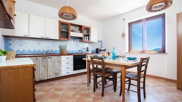 Appartamento familiare, camere multiple (The Blue Whale) | Cucina privata | Frigorifero, microonde, forno, piano cottura