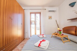 1 bedroom, laptop workspace, free WiFi, bed sheets - The Blue Whale (La Maddalena)