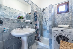 Family Apartment, Multiple Bedrooms (The Blue Whale) | Bathroom | Shower, hair dryer, bidet, towels - The Blue Whale (La Maddalena)