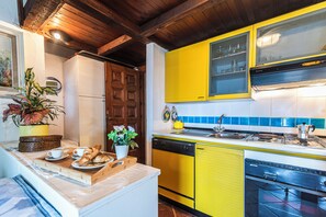 Fjölskylduíbúð - mörg svefnherbergi - 2 baðherbergi (Punta Volpe Home With Pool) | Einkaeldhús | Ísskápur, örbylgjuofn, bakarofn, eldavélarhellur