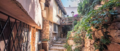 Family Apartment, Multiple Bedrooms, 2 Bathrooms (Punta Volpe Home With Pool) | Property grounds