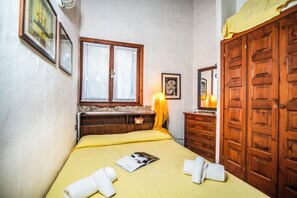 Perhehuoneisto, useita makuuhuoneita, 2 kylpyhuonetta (Punta Volpe Home With Pool) | 3 makuuhuonetta, silitysrauta/-lauta, vuodevaatteet