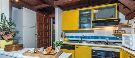 Apartamento família, vários quartos, 2 banheiros (Punta Volpe Home With Pool) | Cozinha privada | Geladeira, micro-ondas, fogão, cooktop
