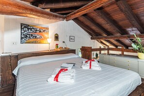 3 habitaciones, tabla de planchar con plancha y ropa de cama 