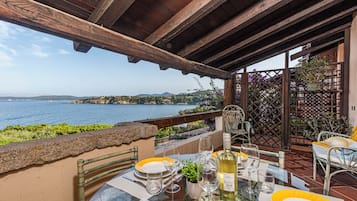 Apartamento família, vários quartos, 2 banheiros (Punta Volpe Home With Pool) | Opções para refeição ao ar livre